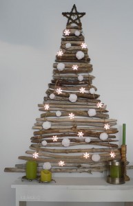 thrifty-diy-wooden-wall-christmas-tree-using-wood-trunks-glowing-snowflake-lights